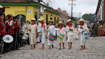 Escolares vestidos de indios marcharon ayer por la Calle Real de Santa Rosa de Copán.