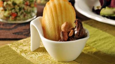 Las magdalenas se servir con chocolate y nueces.