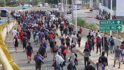Migrantes de diferentes nacionalidades caminan en caravana pacíficamente hoy, por las principales avenidas de la ciudad de Tapachula en Chiapas .