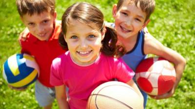 Programe actividades divertidas con sus hijos, el ambiente familiar es pieza clave en el desarrollo del buen humor.