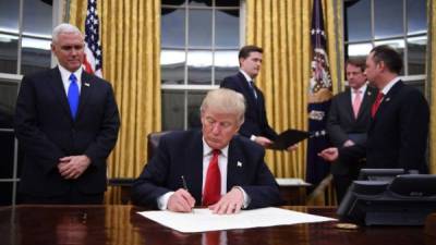 Trump firmó un decreto contra el sistema de salud conocido como Obamacare.