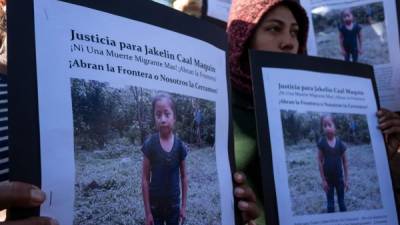 Activistas proinmigrantes se manifestaron ayer en Texas para exigir justicia por la muerte de Jakelin Caal bajo custodia de la Patrulla Fronteriza./AFP.