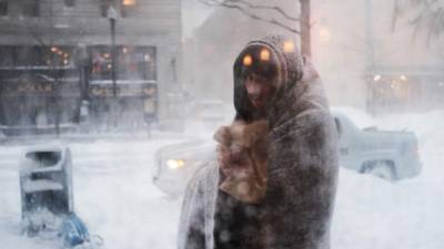 Un persona camina por las congeladas calles de Boston, Massachusetts.