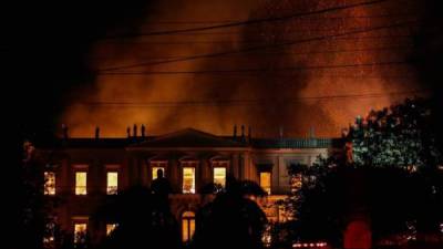 Vista general del Museo Nacional de Río de Janeiro, uno de los más antiguos de Brasil, mientras era consumido por un incendio de grandes proporciones el pasado domingo 2 de septiembre en Río de Janeiro (Brasil). EFE