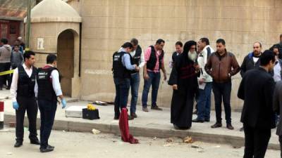 Miembros de las Fuerzas de Seguridad y curiosos congregados en los alrededores de la iglesia Mar Mina tras el ataque contra el templo en el distrito de Heluán, en el sureste de El Cairo (Egipto) hoy, 29 de diciembre de 2017. EFE