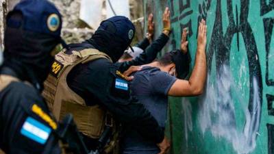 Policía antimaras y pandillas detiene a unos sospechosos | Fotografía de archivo