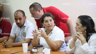 La presidenta del Colegio Médico de Honduras (CMH), Suyapa Figueroa, dialoga con representantes del magisterio y sectores de la Salud sobre la situación que atraviesan.