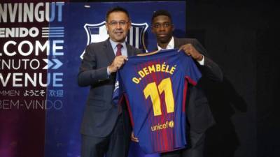El Barcelona presenta a Dembélé, quien conformará junto a Messi y Suárez el nuevo tridente del club azulgrana.