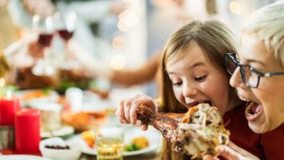 Normalmente los abuelos son consentidores con sus nietos, sobre todo en los malos hábitos alimenticios.