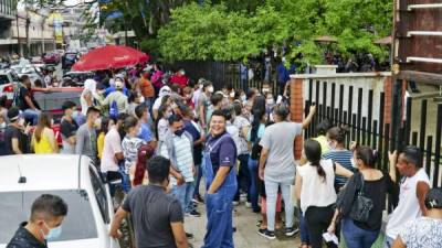 En desorden esperan para hacer sus trámites las personas que acuden al Registro de la Capital Industrial. Fotos: Amílcar Izaguirre.