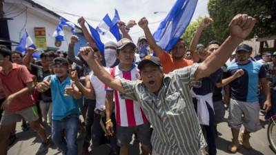 Varios jóvenes participan en una caravana el 13 de mayo de 2018, en la ciudad de Masaya (Nicaragua). EFE