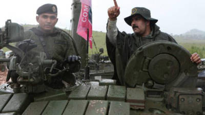 El presidente Nocolás Maduro inspecciona un tanque de guerra. Foto tomada de @CIGARRON2410