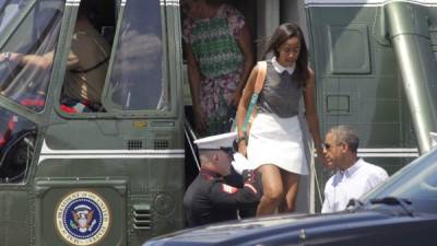 Obama arribó al aeropuerto de West Tisbury con su hija Malia y con Michelle.
