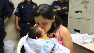 La pequeña fue devuelta anoche a su madre.