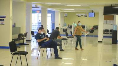 Obligados tributarios en la oficina del SAR en San Pedro Sula. Foto: Melvin Cubas