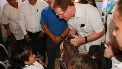 El embajador de EUA supervisó las actividades en un evento ayer en Jesús de Otoro, Intibucá. Fotos: Marlon Laguna