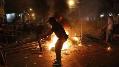 Manifestantes prenden fuego a una barricada el 31 de marzo de 2017, en una calle cerca al Congreso Nacional en Asunción, Paraguay. EFE