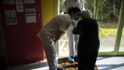 Una anciada es atendida por personal sanitario en Salles, una ciudad del sur de Francia.
