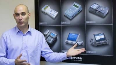 Leeor Ben-Peretz, vicepresidente ejecutivo de Cellebrite muestra la tecnología desarrollada por su firma.