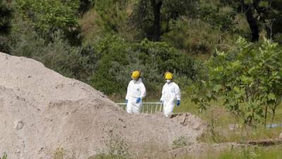 Peritos forenses trabajando en un predio en el estado de Jalisco. EFE