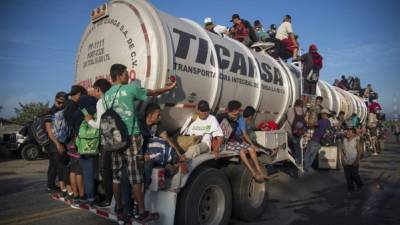 El anuncio de Trump se produce cuando un grupo de miles de migrantes, que lleva más de dos semanas avanzando desde la hondureña San Pedro Sula con el objetivo de llegar a Estados Unidos, ya se encuentra en el estado mexicano de Oaxaca, en el sur del país. EFE