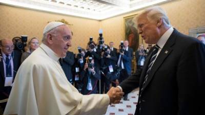 El presidente de los Estados Unidos, Donald Trump, saluda al papa Francisco durante una audiencia privada celebrada en el Vaticano.