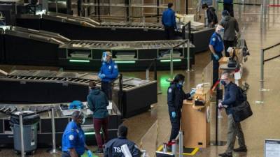 Pasajeros atraviesan los controles de seguridad en el aeropuesto Seattle-Tacoma, en el estado de Washington.