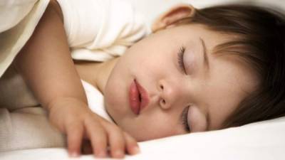Los niños que hacen siestas durante el día tienden a irse a la cama más tarde, lo que entorpece los hábitos de sueño saludables.