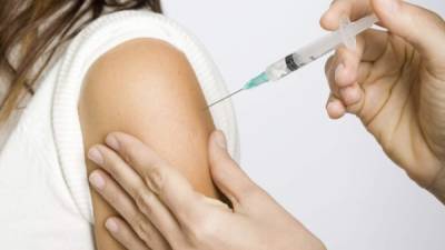 La vacuna contra la gripe ayuda a prevenir esta enfermedad, sus principales síntomas son fiebre, escalofríos, tos, dolor de garganta, dolores musculares y fatiga.