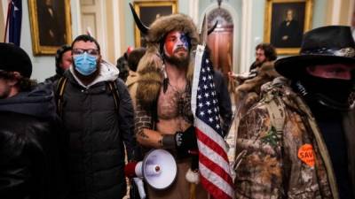 Seguidores de Donald Trump irrumpen en el Capitolio de los Estados Unidos durante unas protestas hoy, en Washington (Estados Unidos). EFE/ JIM LO SCALZO