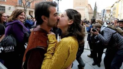 La ciudad española de Teruel (noreste) ha conseguido el récord Guinness de la cadena de besos más larga del mundo, formada por 1.015 personas convocadas en los actos conmemorativos del 800 aniversario de los Amantes de Teruel, la leyenda de dos enamorados del lugar. EFE