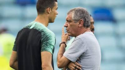 El seleccionador portugués, Fernando Santos dirigió hoy jueves el último entrenamiento antes del juego contra España. Cristiano Ronaldo estuvo muy concentrado.