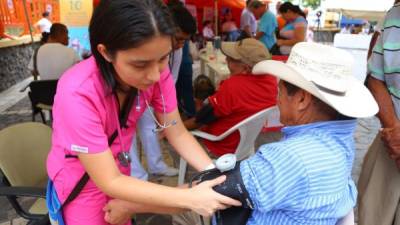 En el marco del festival del migrante se brinda atención de salud a los sampedranos que circulan por el parque.