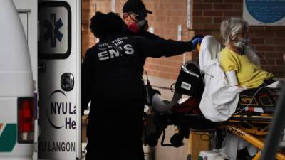 Personal médico traslada a un paciente con coronavirus en Nueva York. Foto: AFP