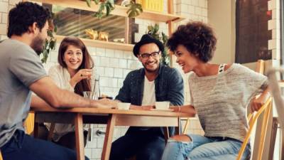 Fumar en una situación social es dañino para la salud cardiovascular.