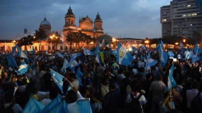 Miles de guatemaltecos se manifestaron en el parque central de Ciudad de Guatemala para manifestar su alegría por el fallo del Congreso que revocó la inmunidad del presidente Otto Pérez.