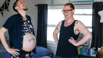 Esta historia puede resultar un tanto confusa. Los estadounidenses Trystan Reese, un hombre transexual, y Biff Chaplow, su pareja homosexual, recibieron el pasado sábado a su primer bebé biológico.