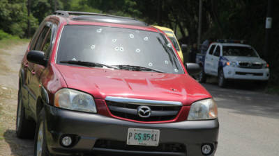 El carro en que se conducían los comerciantes quedo con varias perforaciones