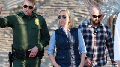 Kirstjen Nielsen, Secretaria del Departamento de Seguridad Nacional (DHS en inglés), recorre la valla fronteriza de San Diego.