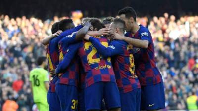 El Barcelona logró una sufrida victoria de 2-1 ante Getafe en un partido que tuvo de todo un poco. Futbolista del club catalán salió llorando, se escucharon pitos en el Camp Nou, Messi y Griezmann se conectaron y brillaron. Fotos AFP y EFE.