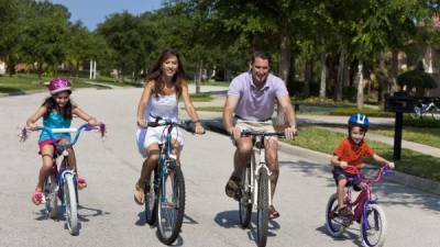 Andar en bicicleta en familia, le ayudará a mantenerse en forma y acercarse a sus hijos.