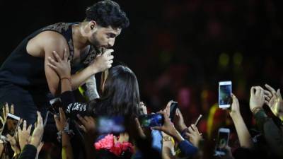 El cantante colombiano Maluma rodeado de fans en un concierto. EFE/Archivo