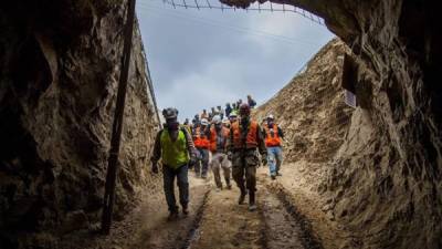 Fotografía cedida este viernes por el Gobierno de Antofagasta en la que se registró a operarios, durante las labores de rescate de tres trabajadores bolivianos atrapados en la mina San José, cerca de la ciudad norteña de Tocopilla, Chile. EFE