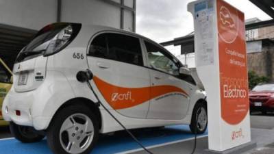 Un automóvil eléctrico es recargado en una de las estaciones de carga instaladas por el gobierno de Costa Rica.