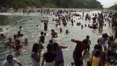 A pesar de que la menor se ahogó, los bañistas siguieron disfrutando en el río Monga.