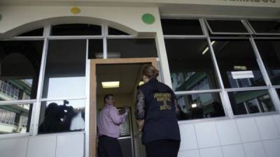 Personal del Juzgado de Policía Municipal llegó ayer al Hospital Escuela para ver la situación de los quemados.