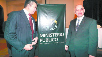 El director de Fiscalías, Rolando Argueta, junto al fiscal general, Óscar Fernando Chinchilla, coordinan la investigación en el Seguro Social.