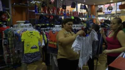 En la Gran Central de Buses, las tiendas han puesto descuentos y precios accesibles para atraer clientes. Fotos: Melvin Cubas.