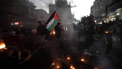 Manifestantes palestinos protestan por el traslado de la embajada estadounidense a Jerusalén, reconociendo la ciudad Santa como la capital de Israel.