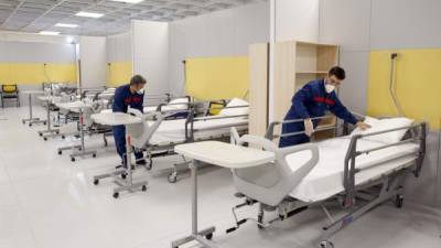 Personal médico prepara camas en un improvisado hospital instalado en un centro comercial de la ciudad de Teherán.